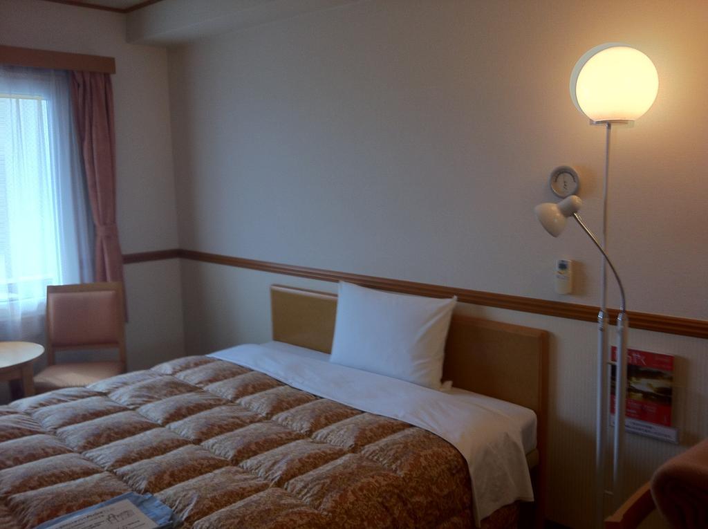 Toyoko Inn Higashi-Hiroshima Saijo Ekimae Værelse billede