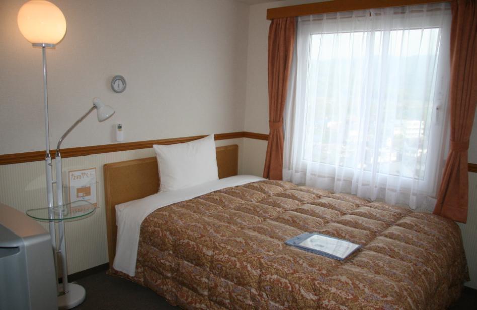 Toyoko Inn Higashi-Hiroshima Saijo Ekimae Værelse billede
